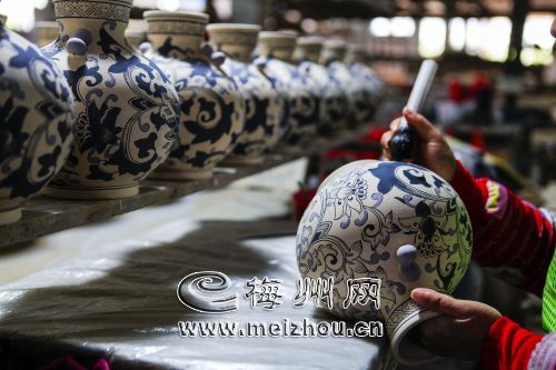 加快陶瓷工业小区建设，做强县域经济。