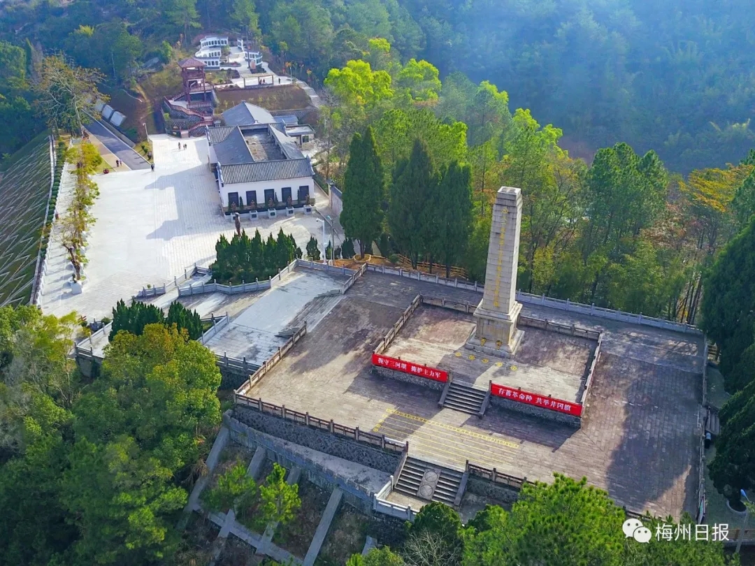 提升改造后的景观,完善的旅游服务配套,吸引着游客来到三河坝战役纪念