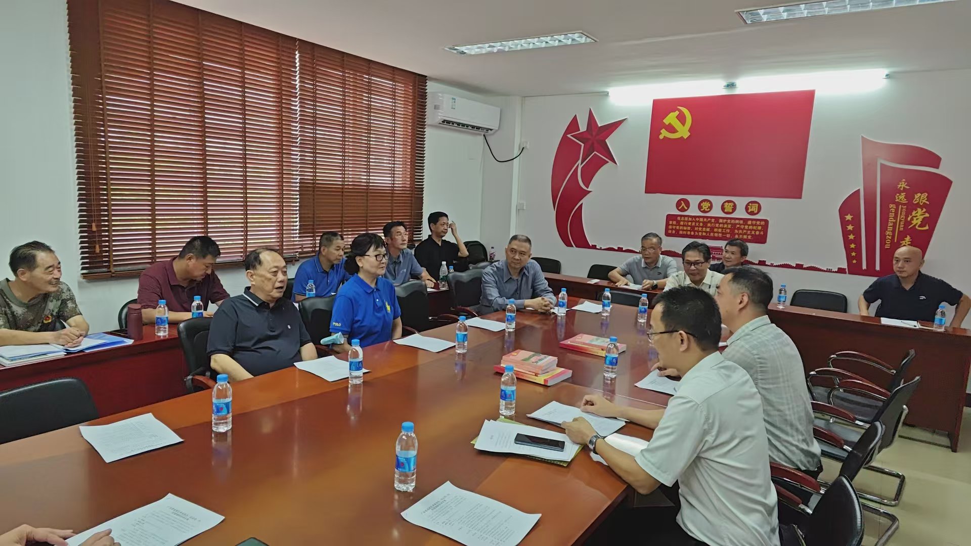 座谈会.jpg