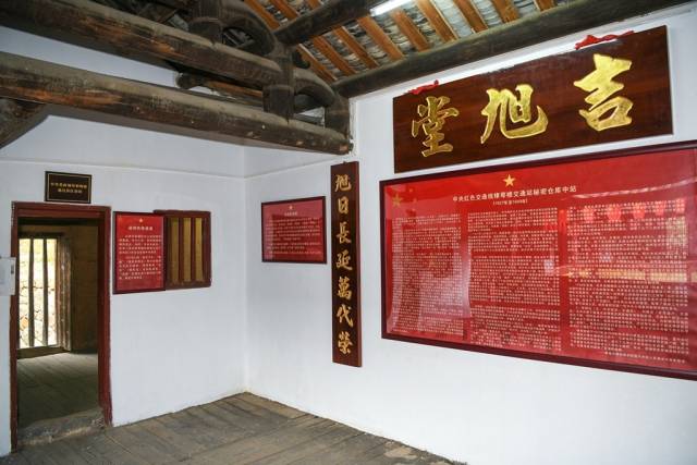 在棣萼楼二楼，可以看到当年存放枪支弹药和粮食等物资的旧库房，以及通往后山的秘密转移通道。（摄影：南方日报记者 何森垚）