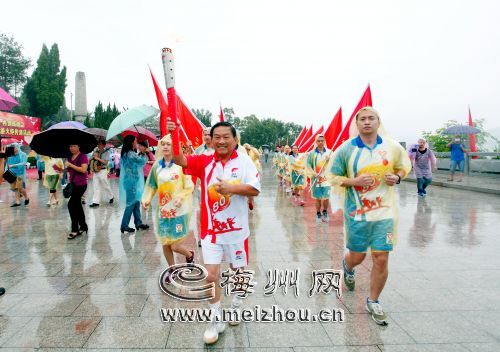 在三河坝烈士纪念园举行的红色火炬传递活动